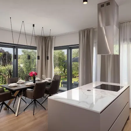 Aurora Villa *